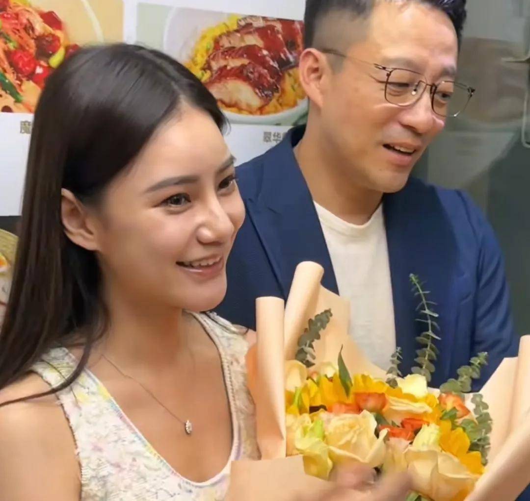包含人队罢赛风波未平息，管理层危机四伏的词条